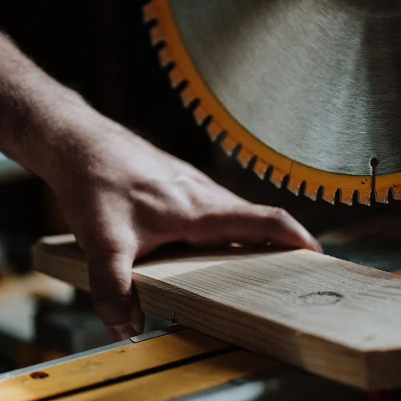 Maatwerk salontafel van olmhout met walnoot vlinder verbindingen